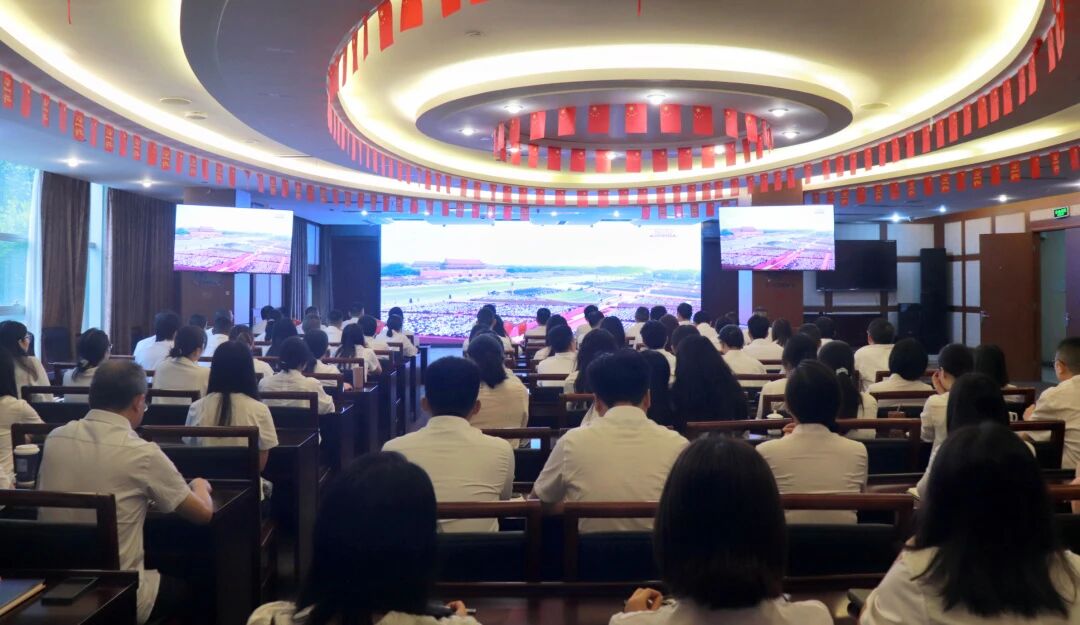 DG视讯运业组织全员观看纪念中国人民抗日战争暨世界反法西斯战争胜利80周年阅兵仪式