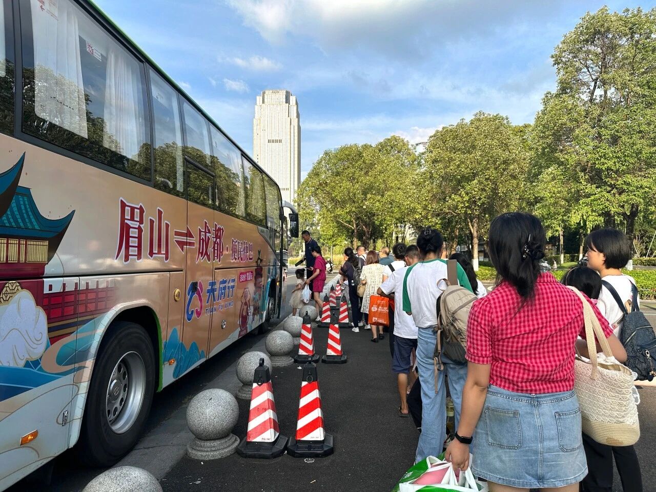 天府行便民快巴获新华社权威报道：让“双城记”更便捷，跑出民生幸福“加速度”！